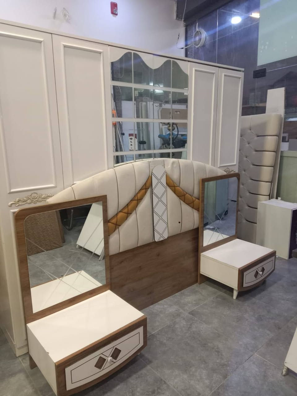 غرفة نوم للبيع 5 قطع مع شد ونقل ودوشك سعر 450 للتواصل ***********
