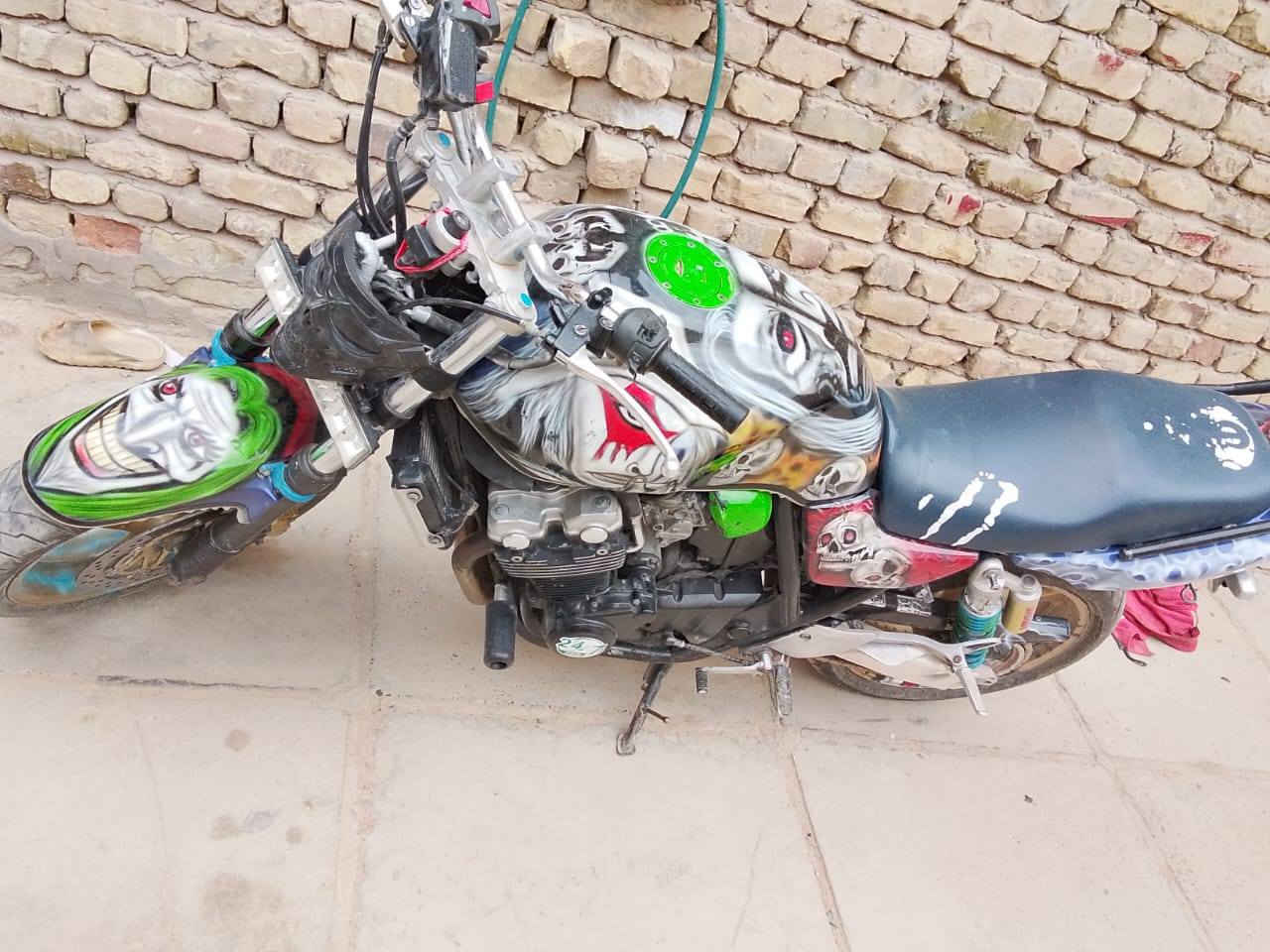 سلام عليكم  للبيع بطح سيبي فور جيل ثاني محرك 400 الدراجه نضيفه بمعنه الكلمه قبل فتره نكلبت بيها وهسه عرضتها للبيع الضرر بس التانكي بل صفحه ولباقي كله كفاله مكان دوانيه الستفسار خاص ورقم ***********
