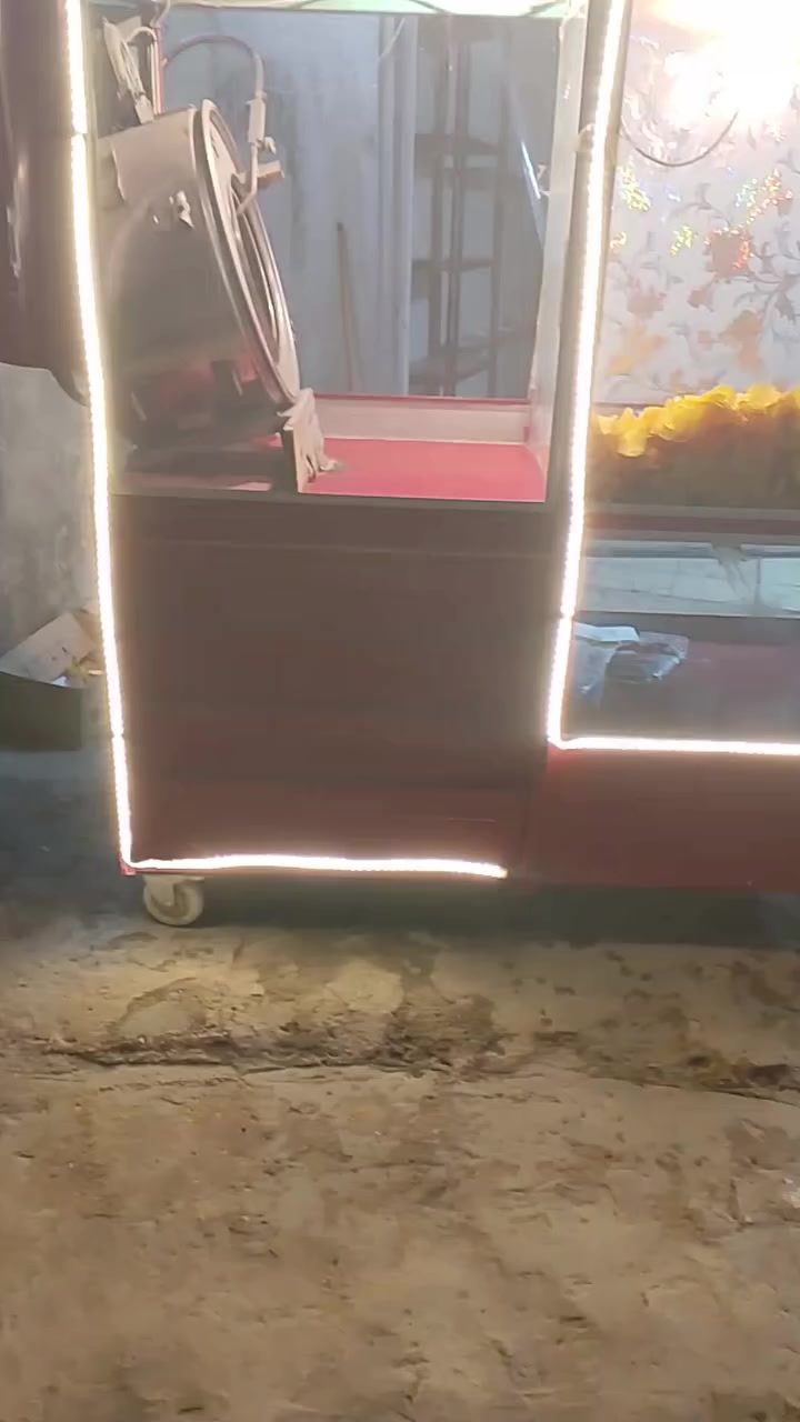 السلام عليكم عربانه حب وجبس وشاميه مستخدمه شهرين وضفتلها اضويه ونشره اطار عل كبر  العربانه كلها شغاله جديده حجمها مترين الله شاهد اسعارهن بهذا الحجم بحدود المليون وعارضها 650 وبيها مجال مكاني بغداد الجديدة ***********
