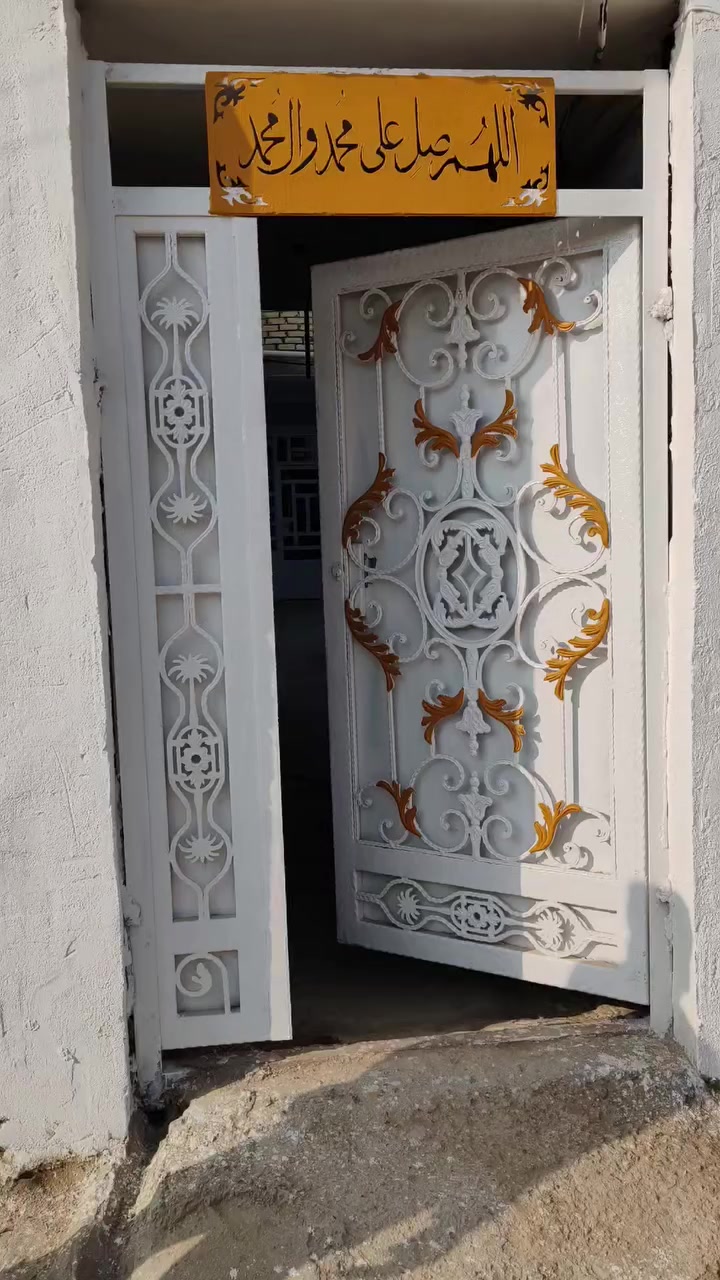 🏡 دارين للبيع – الحي العسكري قرب مرقد سيد أحمد المبرقع
📍 ملاحظة / الدار خالية حاليا 
╚═══════════════════
📐 المساحة: 300 متر مربع
🛣 الشارع: تبليط
📍 الموقع: ثالث شارع من المرقد
━━━━━━━━━━━━━━━━━━
🏠 يتكون العقار من دارين:
🔹 الدار الأول:
• غرفتين نوم
• صالة
• مطبخ
• حمام
• استقبال
━━━━━━━━━━━━━━━━━━
🌿 الدار الثاني:
• حديقة
• طارمة
• درج خارجي
• غرفتين نوم
• صالة
• استقبال
• صب بناء نظيف
━━━━━━━━━━━━━━━━━━
📞 للاستفسار: ***********
💰 السعر: مراسلة خاص أو ماسنجر فقط (واتساب)
