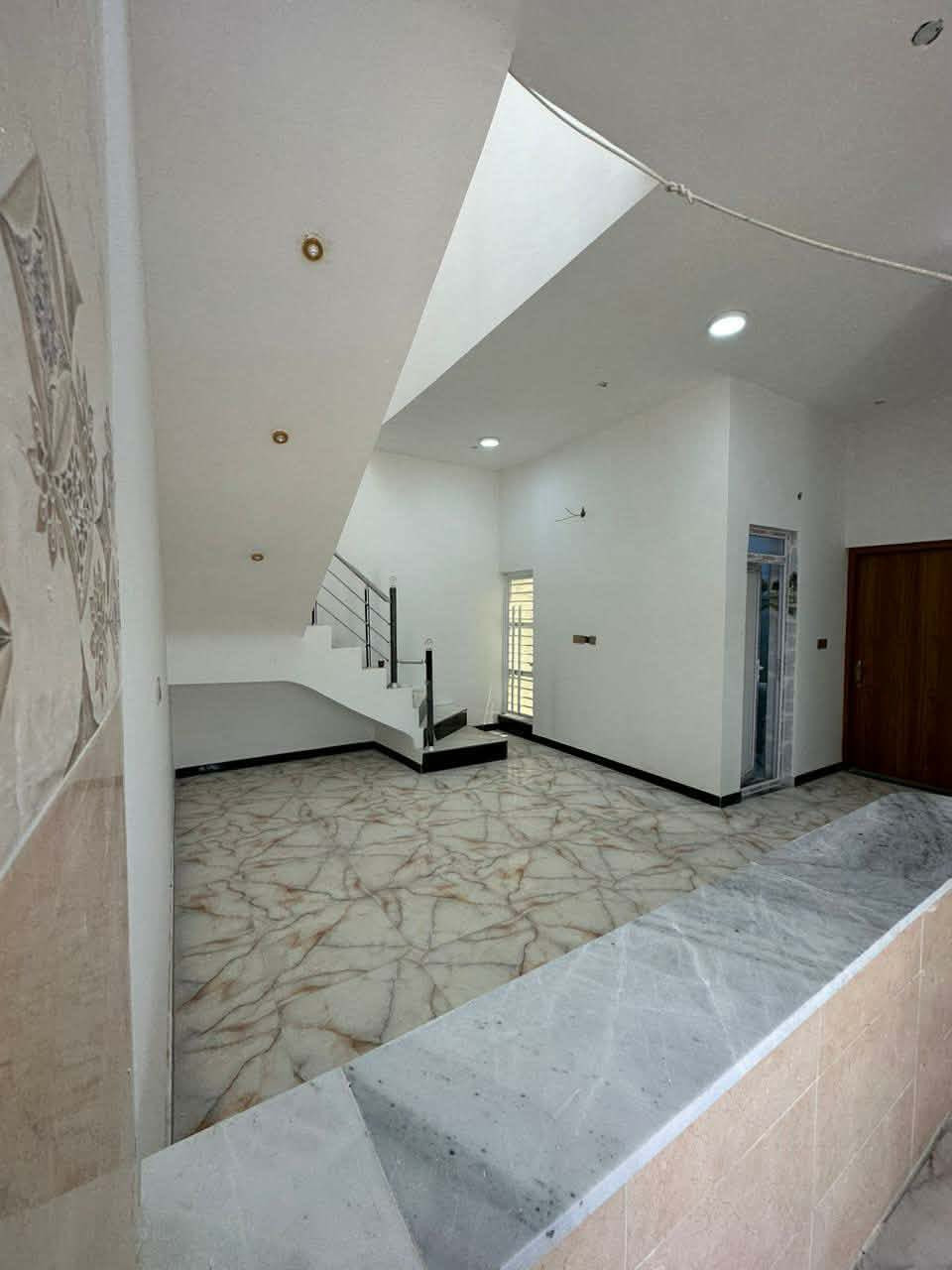 بيت في الصالحية شارع ابي طالب مساحة ١٠٠ مربع (١٠×١٠) على الشارع تبليط البيت ركن متوفر ماء كهرباء ومجاري مربوطه على الشارع يتكون من غرفه واستقبال ومطبخ وصاله وصحيات داخليه واخارجيه سعره 77 مليون رقم هاتف ***********
