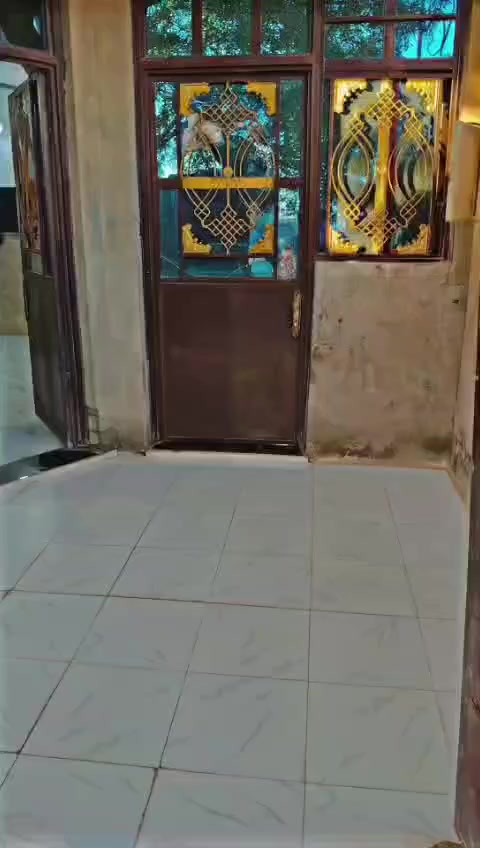 السلام عليكم....بيت للبيع مساحه108متر واجه6نزال18 بناء طابقين يحتوي على3غرف نوم وصالتيين يوستقبال ومطبخ بناء البيت طابوق البيت كامل طابو قرار25 يبعد عن الشارع العام250متر ثالث فرع عن الشارع العام متوفر ماء كهرباء تبليط السعر70مليون بي مجال.                             للأستفسار اكثر مراسلة الصفحه او الاتصال على الرقم***********
