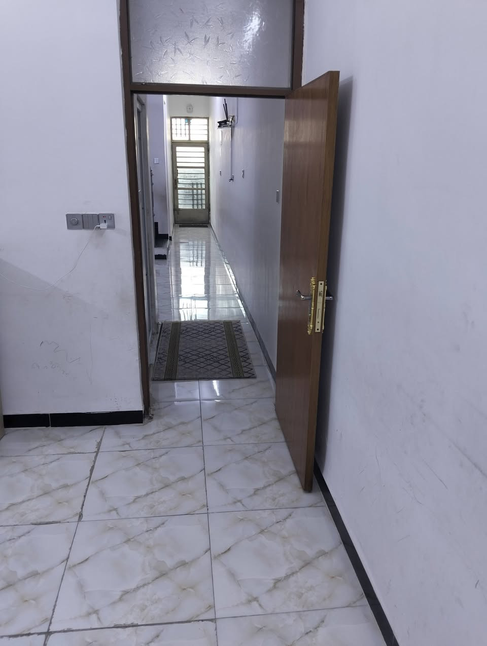 بيت للبيع – حي البساتين / حي السلام – موقع ممتاز
فرصة حلوة للسكن العائلي أو الاستثمار داخل بغداد
بيت بموقع هادئ وقريب من الخدمات اليومية وكلشي متوفر حولك.
📍 العنوان: حي البساتين – حي السلام – شارع أبو فلاح – قرب مولدة ياسر
🔹 المساحة: 100 متر
🔹 طابق واحد
🔹 مناسب لعائلة صغيرة أو للإيجار
🔹 شارع سكني هادئ وجيران طيبين
🔹 قريب من الأسواق والمواصلات والخدمات
✨ جاهز للسكن مباشرة
💰 السعر: يُذكر عند الاتصال
📞 للاستفسار والمعاينة: ***********
