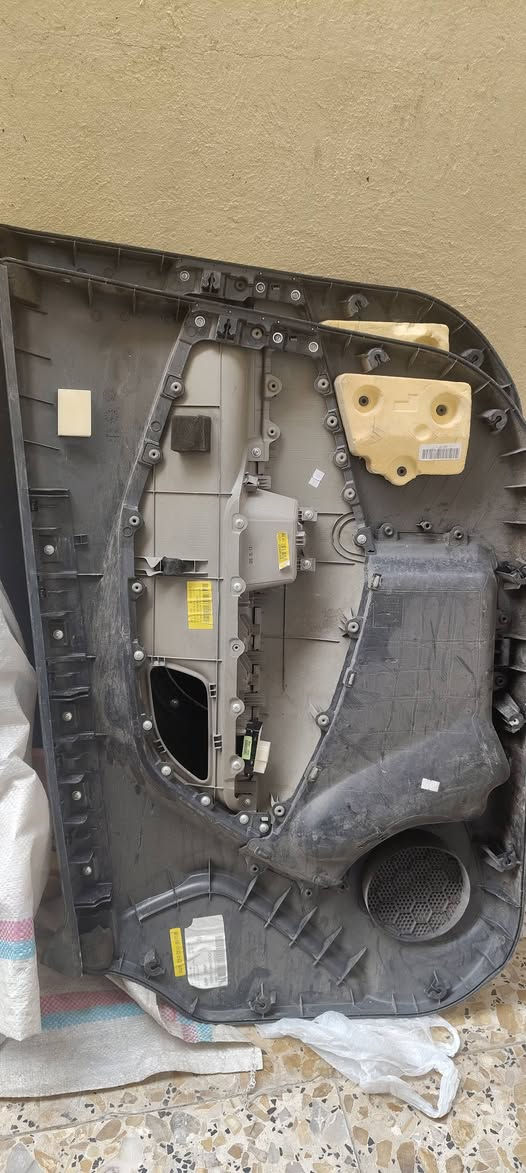 السلام عليكم .من رخصة الادمن عندي بطاين مال كيا ريو موديل 13 الي بالصور مال السايق والي وره السايق عدد 4 الي يفيدنه يتواصل ويا راعيهن على الرقم *********** السعر بكيفك قيمهن وتعال اخذهن مكانهن بغداد الرصافه الشعب نضافه 95 %
