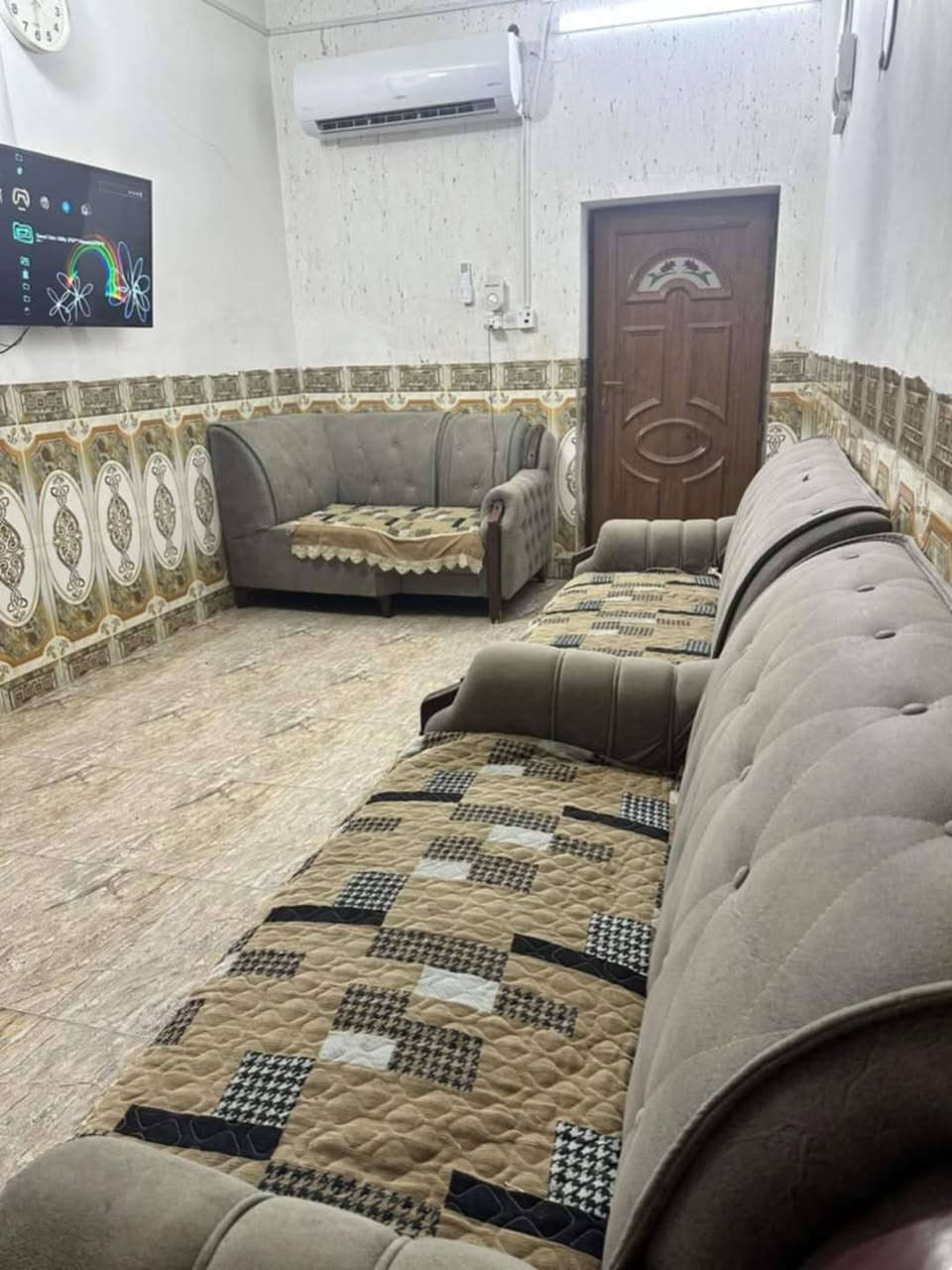 السلام عليكم
بيت للبيع في التأميم القادسيه الثانيه /

قرب اعدادية الصناعة المهنية

تفاصيل البيت :

طابق واحد

غرفتين نوم

ديوانية

استقبال وحمام داخلي وخارجي

مطبخ

حديقة

مساحة البيت 240م

السعر 110 قابل للتفاوض

البناء قديم صالح للسكن والايجار

للتواصل على الخاص او على الرقم
***********
