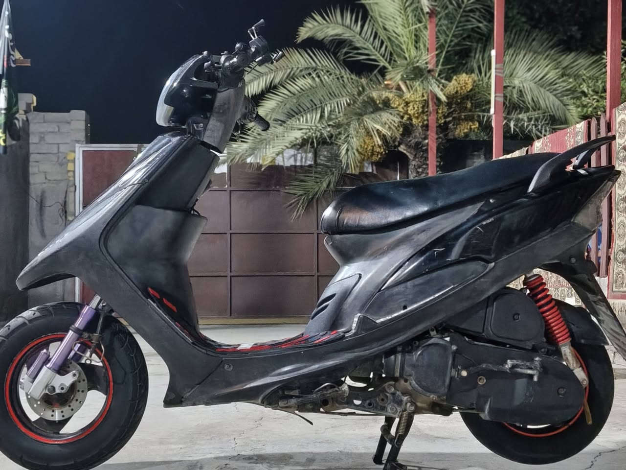 مراوس ب بوليس او للبيع
مفتوحه مره وحده بوشته بلاد 
الدراجه نكره سلف وهندر شغال
الدراجه شوفت عينك ملاح ومختمه 
كهربائات شغاله اشاره يمنه يسره عالي ناصي كلشي شغال 
الدراجه عليه دبل كدام رياضي ولدبل مال الحاويه موجود ويا الدراجه
لتواصل ***********
