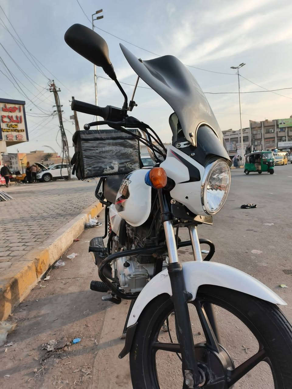 دراجه بوكسر موديل 2023 للبيع دراجه مرقم بغداد تحويل ثاني يوم دراجه مكفوله من كلشي من عده بيها كفر الي بل جها اليسره وبك لايت الي وره مكسور السعر 2400وبيها مجال قليل الرقم*********** ولرقم البي واتساب ***********70
