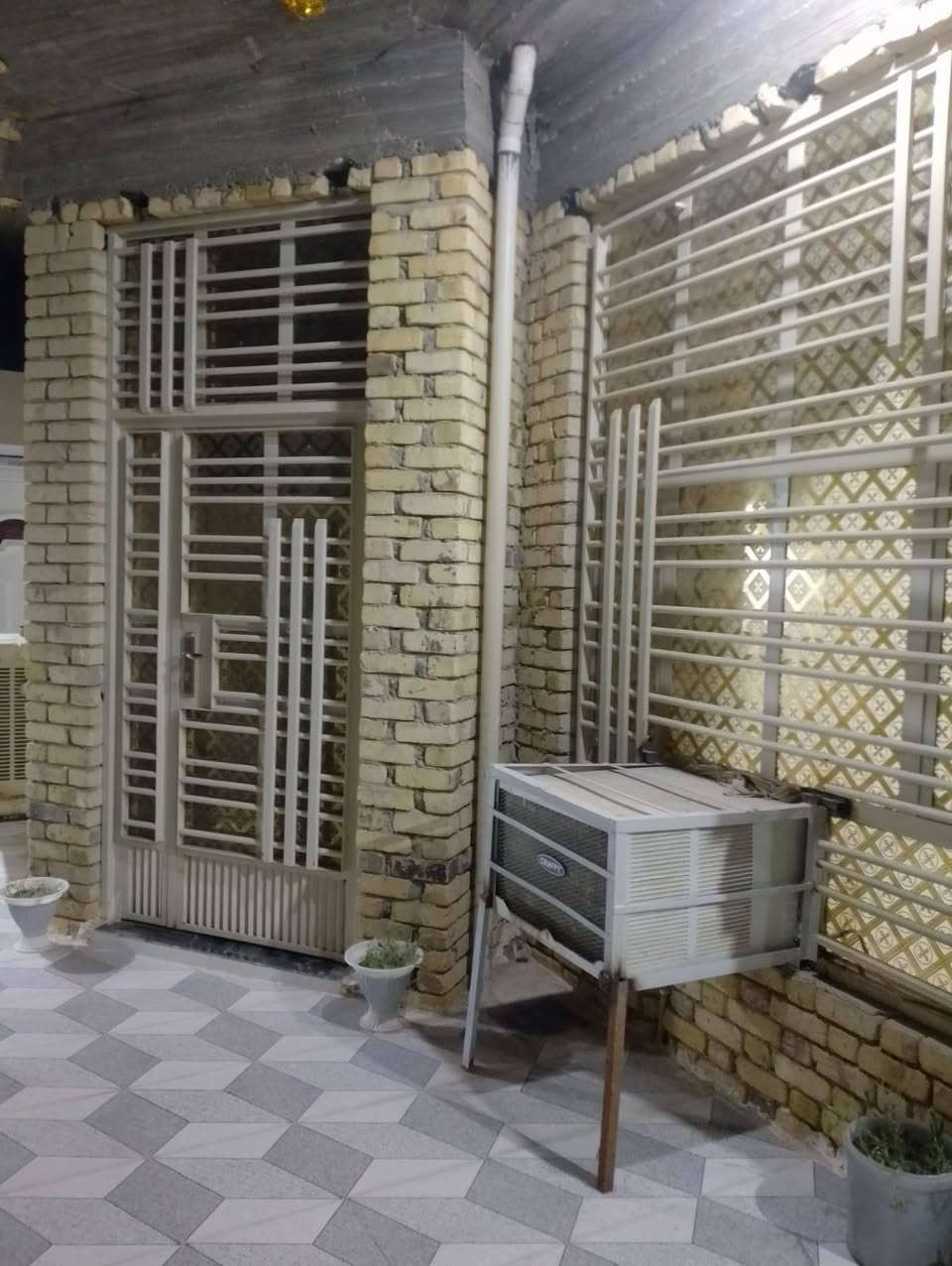 سلام عليكم بيت مساحته 200 متر موجمع نبيل شارع چفل بدايت موجمع
وجه ٧بيت جاهز غرفتين ٥في٥ صاله ٧ في٤ استقبال ٧في٤
صيحات  جوه وبره  مومو ١٠ طول وعرض متر ونص  صطح
فرشي صتاره كامله  ***********
