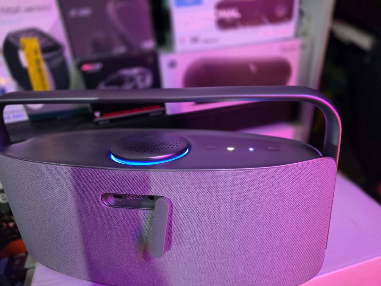 سلام عليكم
Tronsmart Fiitune X30 🖤✨
سبيكر فاخر من Tronsmart مصمم ليمنحك تجربة صوت غامرة بتفاصيل غنية وتصميم راقي يلفت النظر 🎶🔥
يأتي بنظام صوت 2.2.1 ثلاثي القنوات مع عدة درايفرات وسبوفر قوي بقوة إجمالية تصل إلى 80W ⚡، ليقدم صوت ممتلئ مع باس عميق وتفاصيل واضحة تملأ المكان بكل قوة.
يدعم Hi-Res Audio + LDAC 🎼✨ حتى تسمع تفاصيل أكثر ونقاء أعلى من السماعات التقليدية، مع تقنية Spatial Audio وسماعة علوية تعطي إحساس صوت محيطي يحيطك من كل اتجاه 🌌🔊
الاتصال عبر Bluetooth 5.3 سريع وثابت بدون تقطيع 📡، مع دعم تطبيق Tronsmart للتحكم بالصوت وEQ وتخصيص التجربة حسب ذوقك 🎛️🔥
البطارية تدوم حتى 14 ساعة تشغيل 🔋⏳، ويأتي بمقاومة ماء IPX6 حتى يناسب الجلسات والطلعات بكل ثقة 💧⚡
تصميمه المعدني الأنيق مع الإضاءة المحيطية ولمسة الـ Premium يخليه أكثر من مجرد سبيكر… قطعة فخمة تكمل أي Setup أو جلسة 🖤✨
✨ Tronsmart Fiitune X30…
 صوت سينمائي، باس قوي، وتجربة Hi-Res ترفع مستوى الاستماع بالكامل
للاستفسار على الخاص
شرط غراضها بلباكيت


**إذا كنت صاحب هذا الإعلان وتريد حذفه لأي سبب، رجاءا أرسل رسالة إلى الدعم الفني**