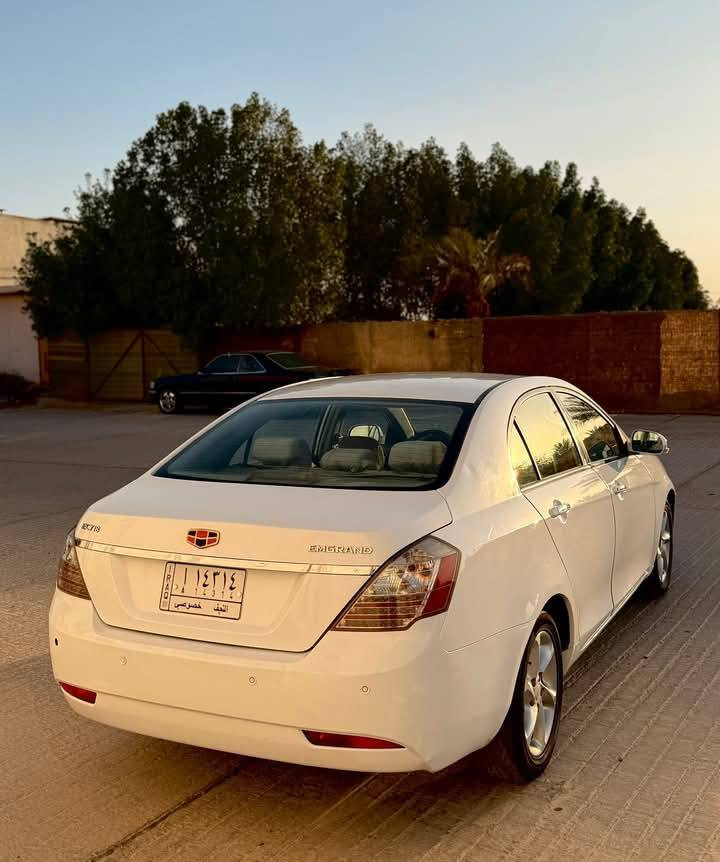 السلام عليكم
جيلي امكراند c7 موديل 2012
رقم السيارة نجف السعر 60 ورقة وبيه مجال 
محرك 1800 نظيف ناعم جدا
كير ومحرك على وضع الشركة ماملعوب بيهن
فتحة سقف + اشاير مري
تبريد ثلج
بيه جاملغ عكس السايق بارد
والباب الي يم السايق صبغ بسيط 
لغد وشاصي مكفول
سيارة نظيفة كلش غراضه كله على وضع الشركة نقصه بور ستيرن فقط

مكاني بغداد الدورة البوعيثة
للاستفسار ***********
