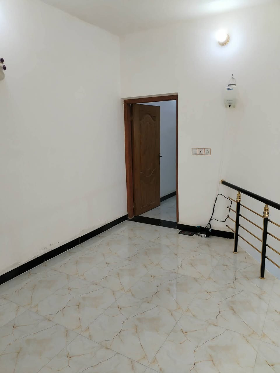 بسم الله

دار سكن للبيع 100 م طابقين في حي الفرات قريب على شارع الصب

✅بناء حديث كونكريت  متكون من طابقين 

✅الطابق الأول طرمه .استقبال .مطبخ .صاله .غرفه نوم .مناور 2 .صحيات داخليه وخارجيه

✅الطابق الثاني .صاله .غرفه نوم
 .
✅طابو صرف 

✅السعر 120 وبي مجال


**إذا كنت صاحب هذا الإعلان وتريد حذفه لأي سبب، رجاءا أرسل رسالة إلى الدعم الفني**