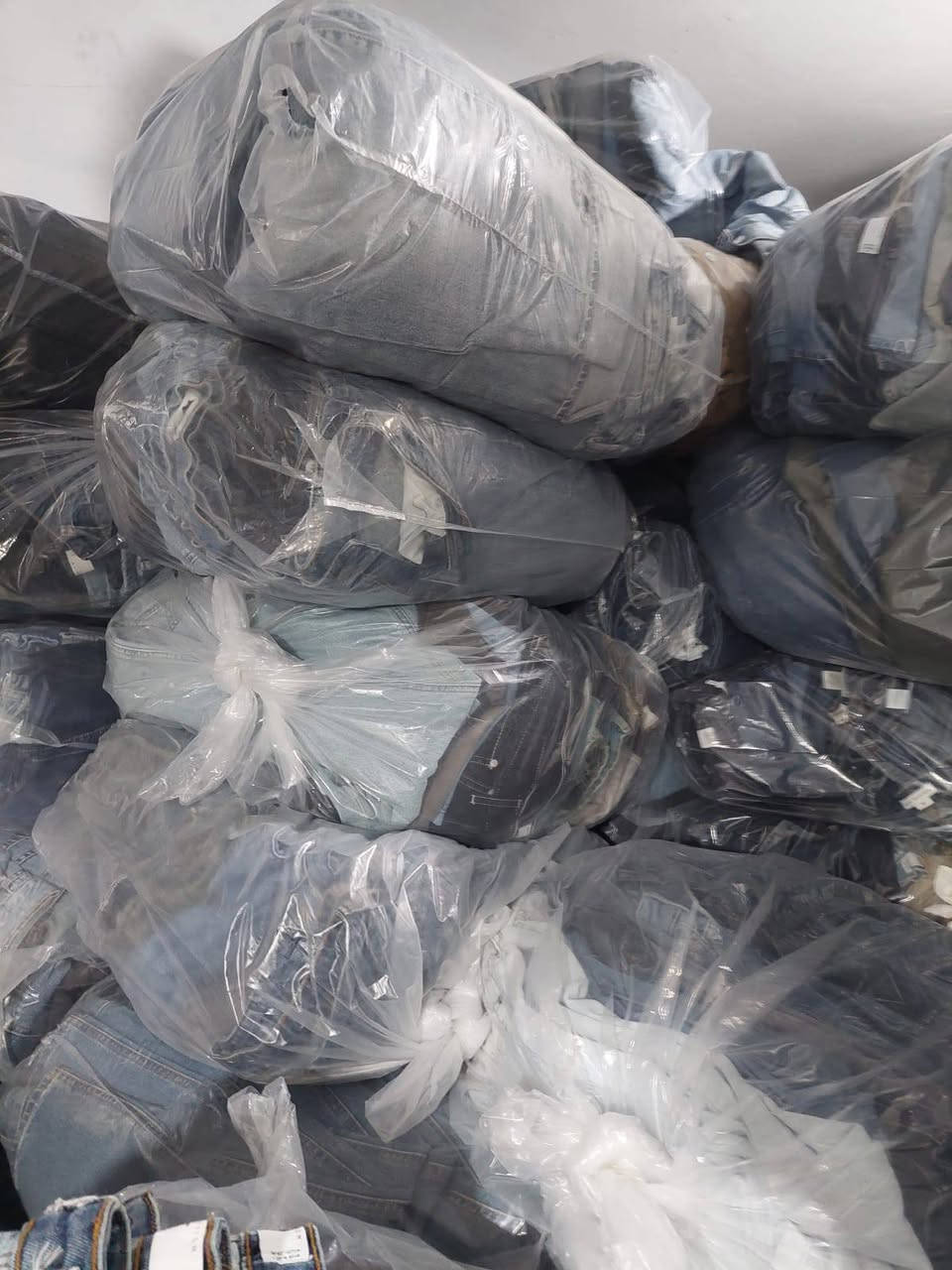 بنطلون جينز رجالي🔥💥♥️ ونسائي مختلط
مقاسات من. 28....  38

30....34😍💞

أقل طلب 1000 قطعه مختلط 

السعر. 1.85$💥🔥🔥


**إذا كنت صاحب هذا الإعلان وتريد حذفه لأي سبب، رجاءا أرسل رسالة إلى الدعم الفني**