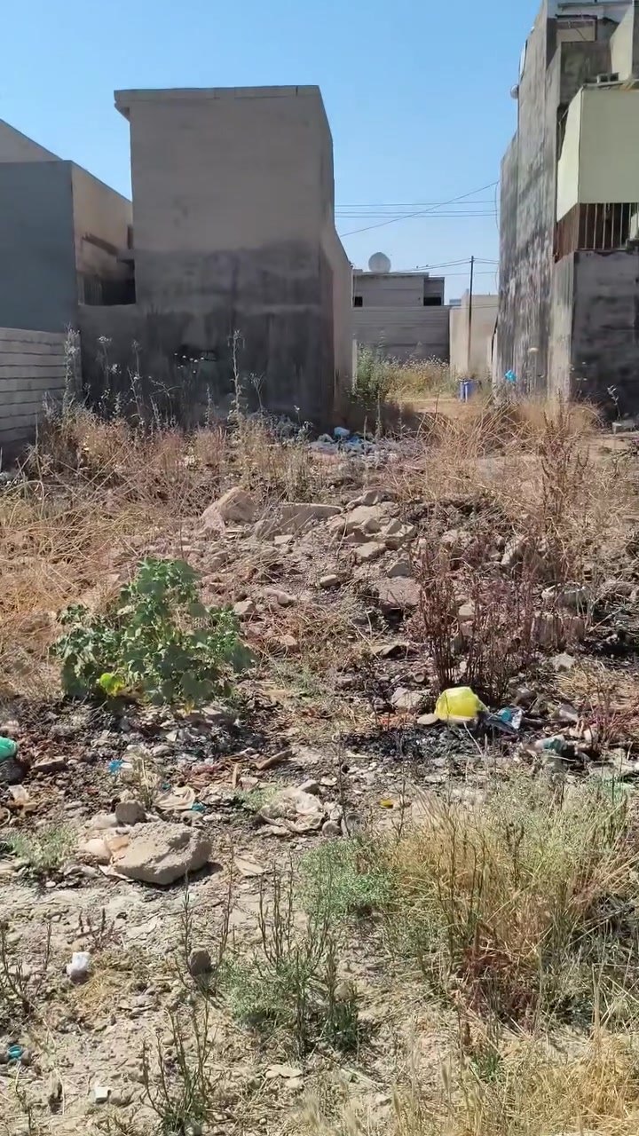 قطعه ارض للبيع قرب جسر معارض قريبه من الشارع 200 متر ماي كهرباء كامل واصل منطقه حلوة مرتبه سعرها مناسب الشراي يتصل *********** تنباع 100 او 200 متر
