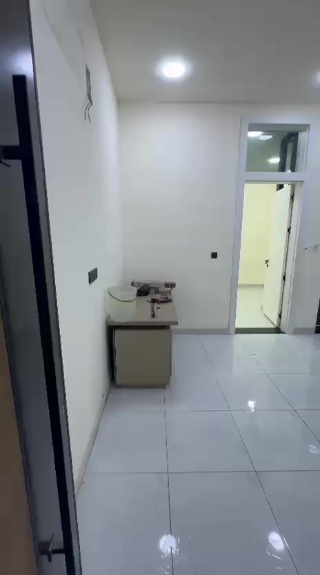 للايجار شقه طابق ارضي غرفتين وصاله ومطبخ وحمام اومنور جديده زيرو حي العدل شارع  الاسواق المركزية ***********
