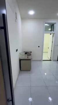 للايجار شقه طابق ارضي غرفتين وصاله ومطبخ وحمام اومنور جديده زيرو حي ال...