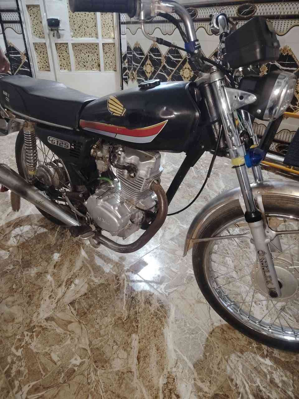 سلام عليكم دراجه للبيع بدون اوراق السعر 350 وبيها مجال حق الجي  عنوان سيد جميل شارع 20  رقم ***********
