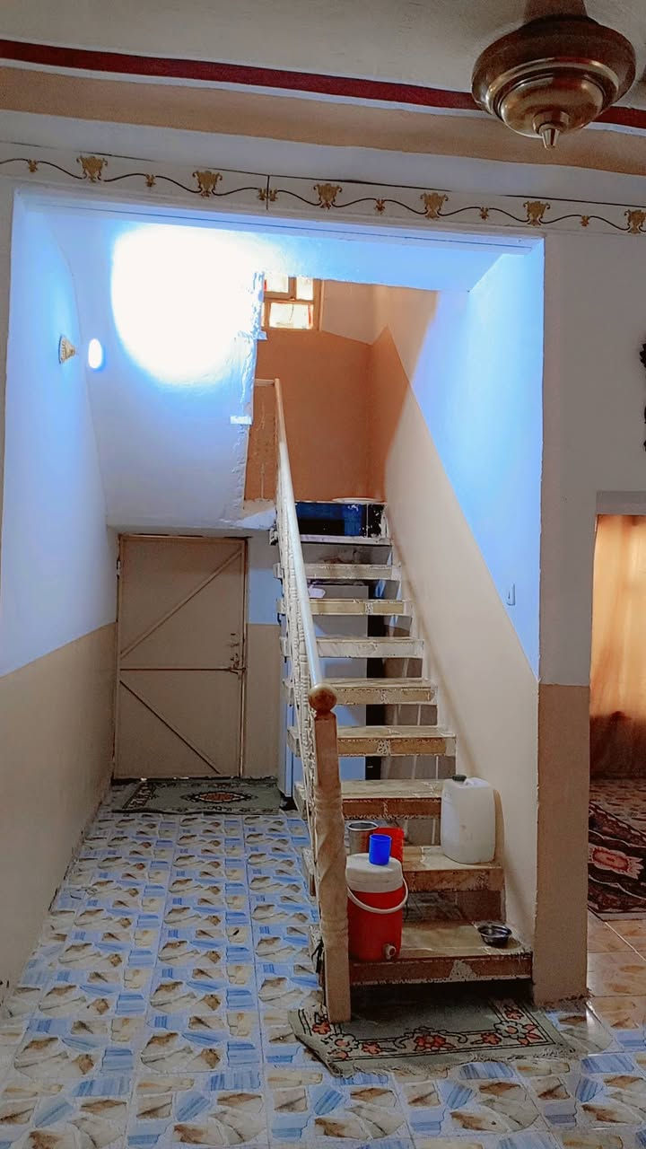 السلام عليكم بيت للبيع في حي الصناعي غرفتين وصاله ومطبخ وستقبال وصحيات كامل مكمل مسحاحة ١٨٠ زراعي للاستفسار أكثر ***********
