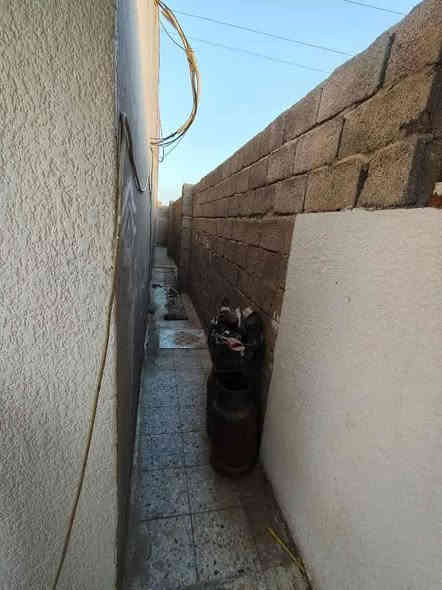 بيت البيع. كوت حي الحكيم شارع عطوف مساحه 200متر غرفتين وصاله ومطبخ وستقبال صحيات داخليه خارجيه مرقم من قسم البلديه. ماي كهرباه مجاري خارجيه بناه بلوك بتلو طابوك ستاره وبيتونه طابوك سقف صب بيت سعر 43 وبي مجال ستفسار ***********
