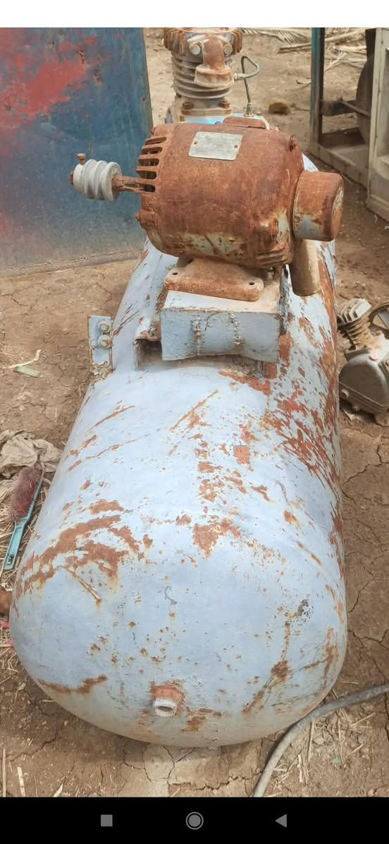 كومبريسرات قديمات من ال السبعينات  للبيع الماطور شغال فقط يحتاجلهم ربط بواري وترتيب بسيط قيم بحك الله وأخذهم الحله الشوملي  ***********
