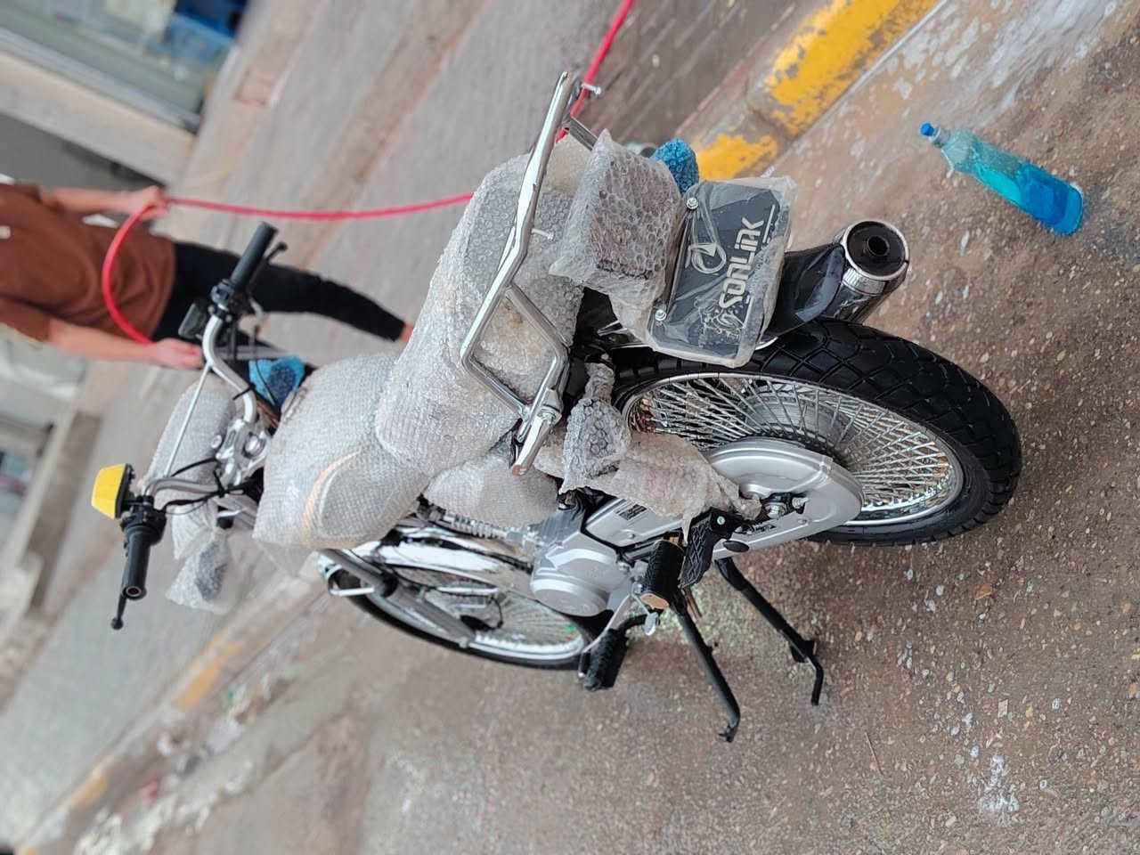 من رخصت الادمن
سلام عليكم 
دراجة تايگر موديل 2025 جديدة وومستعمله شي بصيط مكفوله الدراجة من الشخط 
ملاحضه
الماصدة مالتهة طاگة بس ما امبينه السبب شديت سماعة للدراجة ومن فتحت الماصدة وربطت وايرات السماعة وإني اضب بالماصدة طگت من يم البرغي بس ما امبينه بس شوفت عينك هاي الدراجة تجي تگلب وتطلع تراي طالنصه جعرة أم النجمة واوراقهة جاهزة 
السعر 790 ألف وبيهة مجال حگ الجيه 
وإني خادم المكان واسط صويرة ما متواجد فيس 
الاتصال على هذه الرقم ***********
