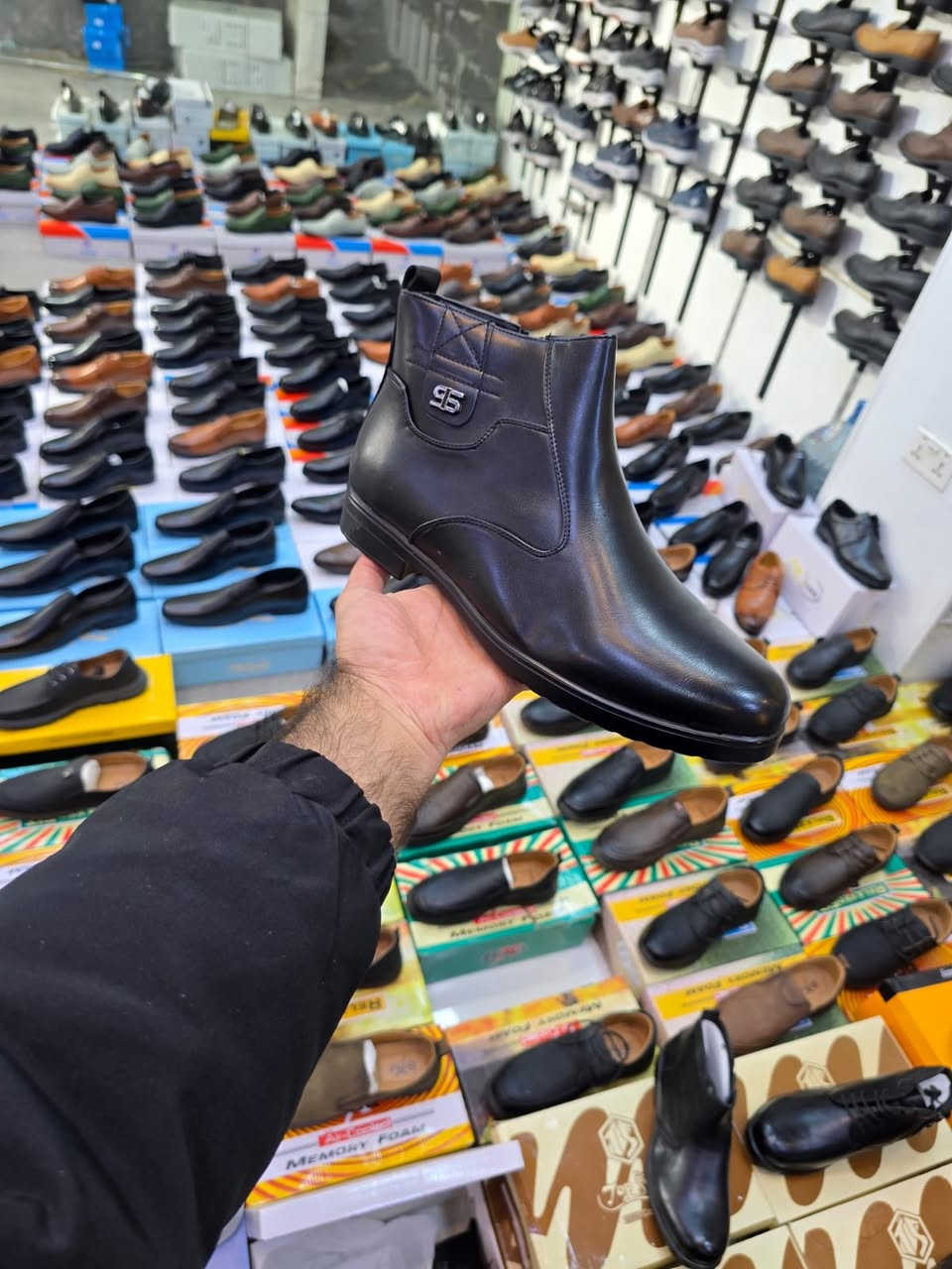 مجمع سيد حمزه للملابس الرجالية والتجهيزات الرياضية العنوان العمارة حي الرسالة 
يتوفر لدينا ￼ حذاء اصلي ￼

سعر 20 الف
￼ 

 قياسات —40 الل 45 
للتواصل واتساب ***********
https://t.me/joinchat/USt2HU6VyUnB90hS
