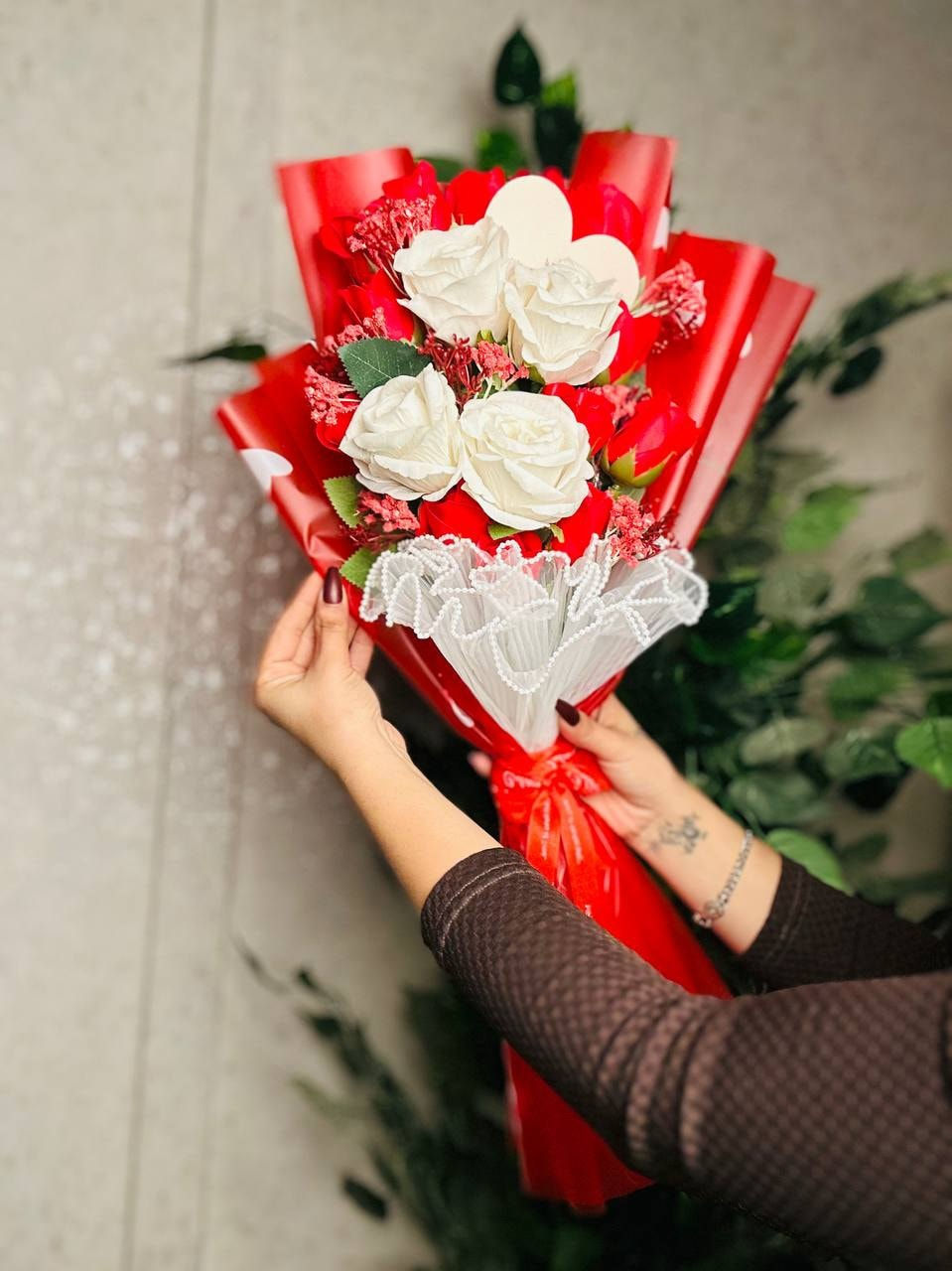 وقعتُ في حُب هذه التفاصيل.. شوفوا الجمال! 🥺❤️ بمناسبة عيد الحب بوكي ورد تختصر كل معاني اللطافة.❤️❤️❤️.

بعض الهدايا ليست مجرد أشياء، بل هي مشاعر مُغلفة بالورد.. شكرًا لمن جعل يومي أجمل بوجوده وبجمال ذوقه." 🌹✨

كأنها قطعة من الفن.. تناغم الأحمر مع الأبيض يعطي شعور بالفخامة. الورد مو بس هدية، الورد تقدير للروح." ❤️ شكرًا من القلب. 💍✨
مع كارت عبر بهدية تحچي عنك 💌

سعر البوكي 25 الف
🚘يوجد خدمة توصيل لجميع محافظات العراق 5 الاف🚘


**إذا كنت صاحب هذا الإعلان وتريد حذفه لأي سبب، رجاءا أرسل رسالة إلى الدعم الفني**