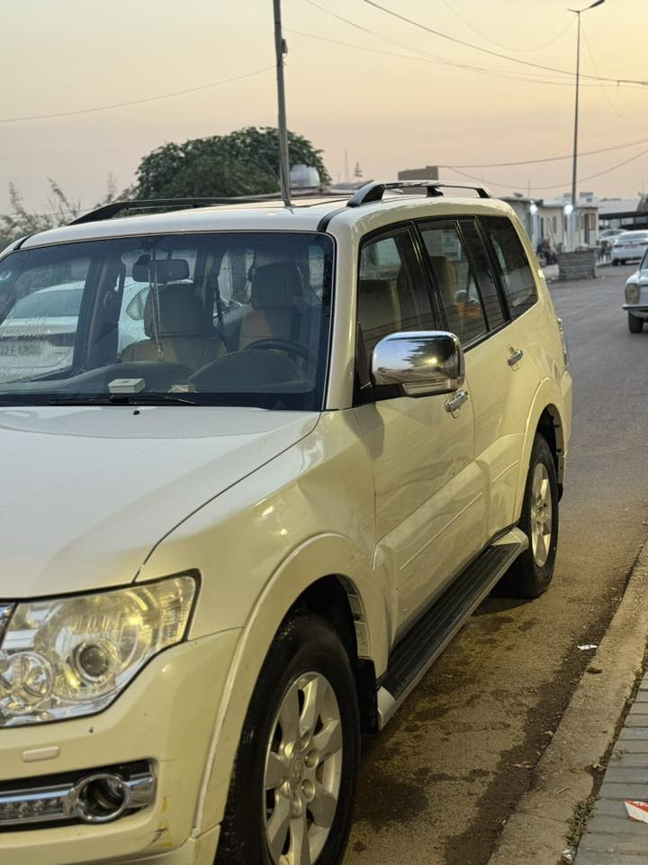 لسلام عليكم باجيرو ٢٠١٠ حبتور
 سنوية جديدة
ماشية ١٨٨كم
السيارة نظيفه غرفتها جديدةلايت زنون اصلي 
 ٣ قطع صبغ وشبر حافه البنيد 
محدث البجم مالتها وشاشه وكامرة
السعر  ١٢٠ $ وبيها مجال بسيط
مكاني بغداد  الاتصال ***********
