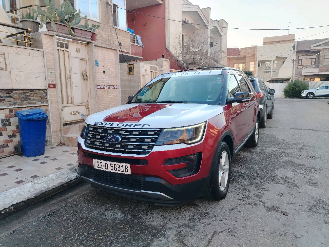 فورد اكسبلور  2017 اللون ماروني
المواصفات XLT
 محرك 6سلندر 
حجم المحرك ٣٥٠٠ 
بصمة  تشغيل وبصمة ابواب  
تشغيل عن بعد
فورويل awd
كامرة دوارة 
تحكمات ستيرن فول+شفتات لتحكم الگير
اشاير بالمرايات جانبية وهيتر وعاكسة للضوء 
لايت وبلوجكتر زنون
7 راكب داخل بيجي 
شاشة كبيرة تستقبل الاوامر الصوتية
حساس امامي خلفي +كامرة خلفي
كشنات الامامية كهرباء 
تدفئه كشنات +استيرن 
صندوق شفط حساس قدم وريمونت  
تبريد 3 قطع امامي وسطي وخلفي مع تحكمات 
ستيريو 8 سماعات
منافذ AUX مع منافذ USB 
رام ذاكرة ورام خرائط GPS
السيارة حادث باب السكن بدون دواخل  
ايرباك سليم 100%
 رقم دولي اربيل بأسمي شرط التحويل
وماشية ١٨٦/الف كيلومتر
السعر ١٧٠ ورقه بيها مجال
مكان السيارة اربيل
الاتصال ***********/***********
شلون وضع الصبغ والجاملغ بالضبط؟ أكو صبغ أو تبديل غير باب السكن، ولو أكو شنو القطع اللي متبدلة؟: 
صبغ جزء من الجاملغ مع الباب المتضرر بدون اي تبديل
السيارة خليجي لو أمريكي/كندي؟ وشنو مواصفاتها الأصلية من المصنع غير المذكور؟: 
امريكي يوجد بها مواصفات اكثر لا افهم بها  
الممشى ١٨٦ ألف كيلو حقيقي؟ وهل بيها أي ملاحظات بالمكينة أو القير أو الحرارة؟: 
كيلو متر حقيقي ١٨٦ قابل للزيادة/تبخير بسيط اثناء تشغيل المحرك فقط القير والحرارة والتبريد مظبوط ماكو اي مشكله
هل بيها صيانة منتظمة أو تبديل قطع مهمّة قريباً مثل تايرات، بطارية، زيوت، أو فلاتر؟: 
كلا لايحتج اي تبديل كلها سليمه ونضيفه
شنو وضع المفاتيح والأوراق؟ كم ريموت وياها وهل التحويل فوري حسب الأصول؟: 
بصمه ريموت واحد فقط اوراق اصوليه سيارة بأسمي شخصي تحويل فوري