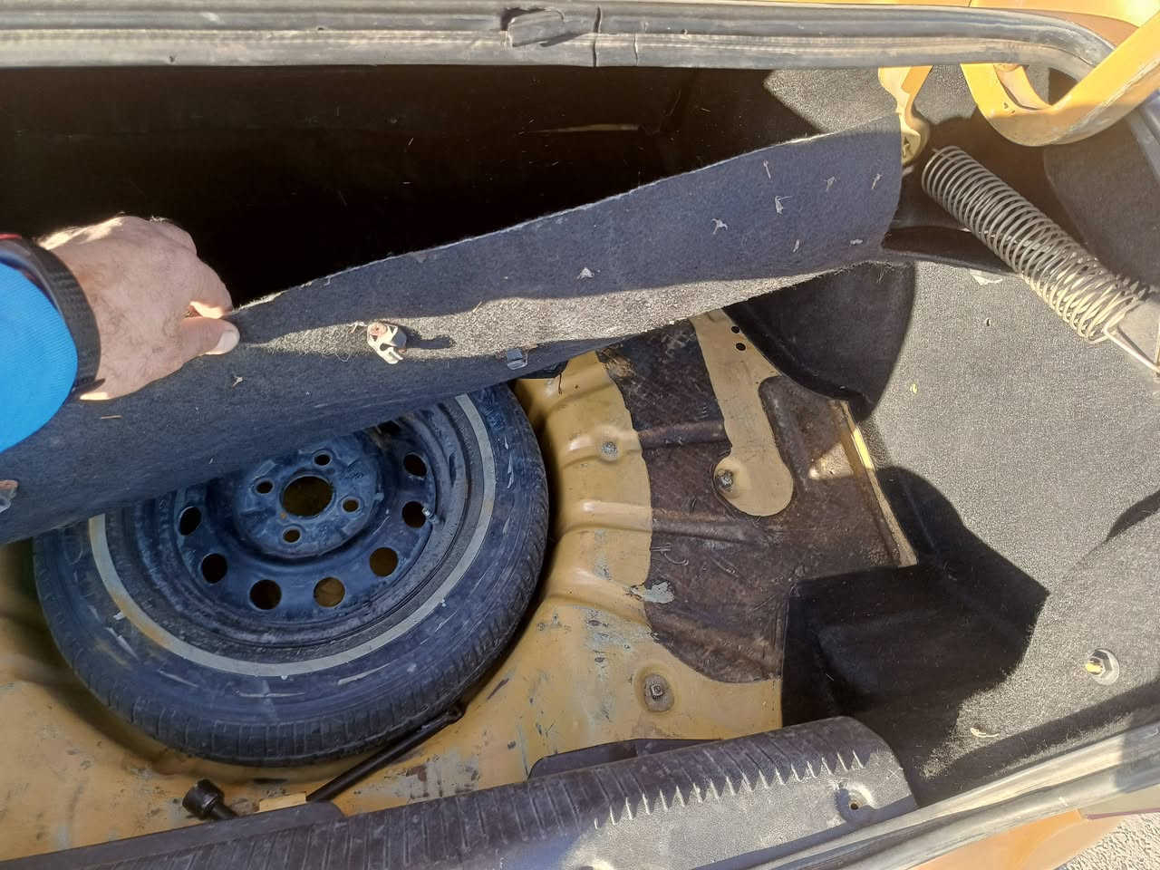 سلام عليكم طيبة ٢٠١٦ بدون صبغ ولا ضربه ولا تبديل مكينه كير تبريد صدر أمامي خلفي جديد كهربائياته كله شغاله سياره خير من الله رقم نكليزي هيئه مصفره سعر ٤٢ وبيه عنوان حي جهاد ***********
