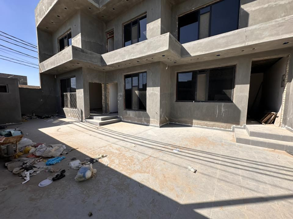 سلام عليكم بيت للبيع 
بيت 300 متر مساخةحه البناء 220 طابقين
بناء درجه اولى كله طابوك مثقب نهروان 
شبابيك المنيوم احسن نوعيه 
البيت ركن ع شارعين 
باقي بس تشطيب كهرباء ومي وبينان داخليه وخارجيه 
والطابق الثاني بس ارضيه عوزه 
مكانه مجمع توحيد العفلوكي الفرع اللي بعد المركز 
سعر خابر وتدلل 
***********
