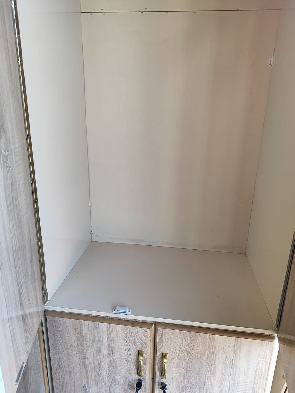 كنتور ويرهم كلاري مستعمل شغل كركوك قطعتين لا شد ولا فتح الخشب تركي ما بي كل عيب نضيف حيل اخو الجديد 
الرقم ***********
