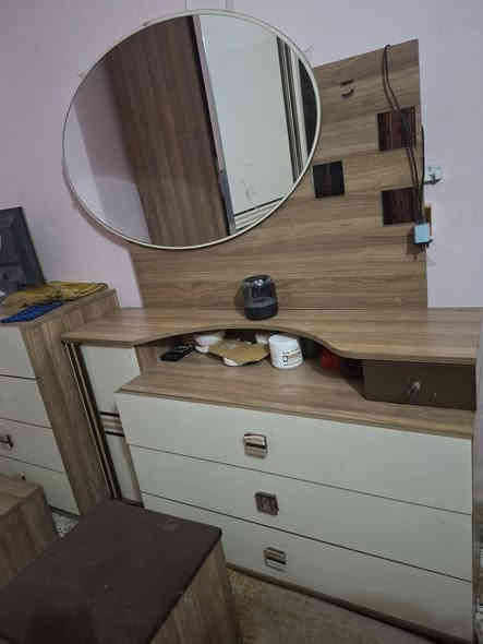 السلام عليكم غرفة نوم تركيا الباب الأول ٧ قطع نظيفة جدا للبيع مكاني كفاءات الصحة السعر ٥٠٠ ألف الاتصال على الرقم ***********
