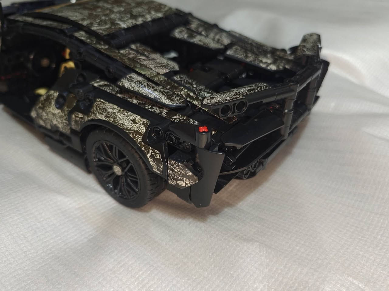 السلام عليكم التحفة النادرة ليكو نسخة cyberpunk Lamborghini حجم كبير بهذا الشكل 1300 قطعة 8 ايام تجميع طول 35 سم بس اكو قطعه بيها مفقودة الانبوب الطويل الي عاليمين اول مجبتها تباع مزاد اعلى سعر اخوان 
***********
