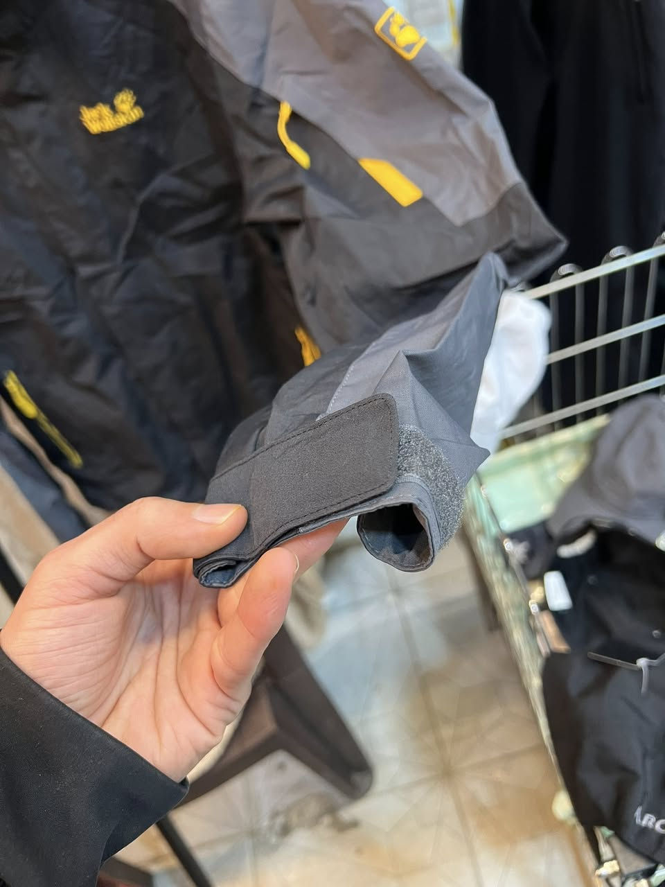 jackwolfskin
orginal
size _M
بەکار نەهاتوو
توصیل جمع
بالە غیر مستخدم
***********
