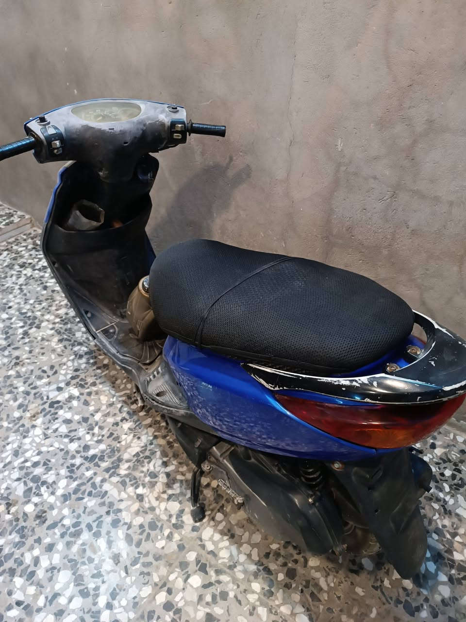 سلام عليكم للبيع دراجة بريز مجفتة جديد ب 350 عنوان الامين الثانية هاتف ***********
