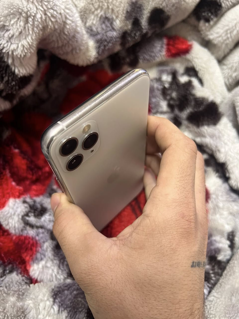 سلام عليكم 11برو ماكس ذاكره 256جهاز نضيف شخط مابي فقط مبدل شاشه ارقه شاشه بسوك بطاريه 80  بلادي جهاز نضيف رقمي *********** بغداد
