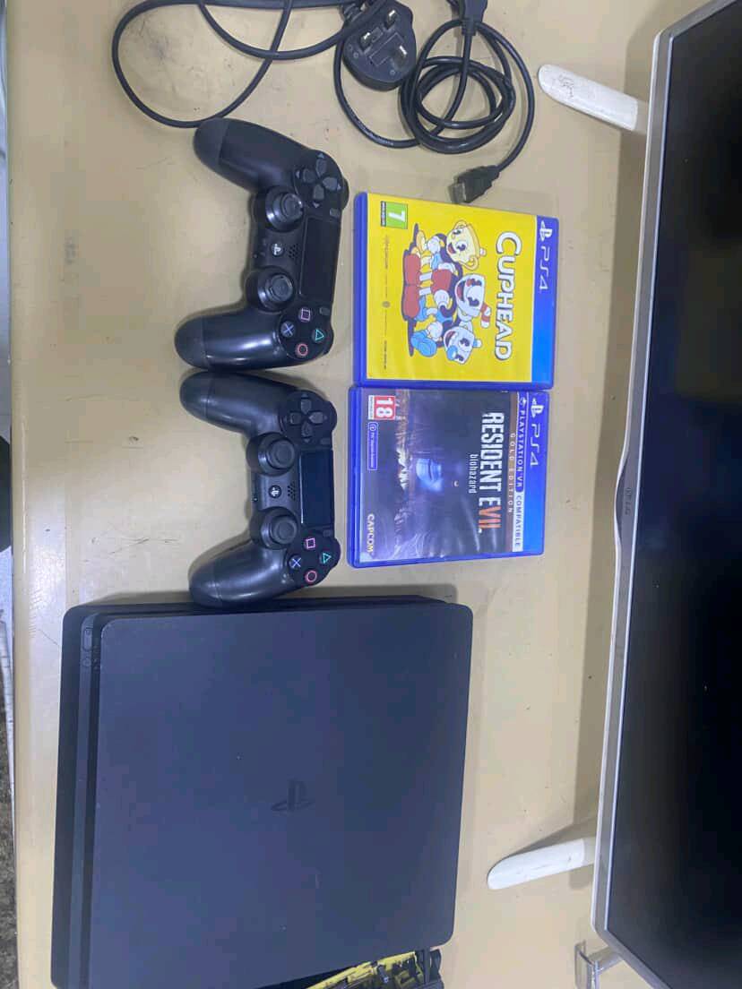 ابلي فور للبيع 
جهاز مفتوح مصلح "باور سبلاي فقط وموجود صوره القطعه المستبدله وتجي ويه جهاز ، جهاز شغال 100% نضافت جهاز 90% لان بي شخوط من جوه شخوط  ما ئثره ع جهاز يجي ويه جهاز جويستك عدد 2 ويجي عدد الاعاب 8 واثنين اقراص 
6 بل جهاز ويجي ويه واير اجدي و الكيبل مال الكهرباء مال البلي والكارتونه مال البلي وجهاز قابل التهكير تحديث جهاز 
12.52 المساحه 512 سعرها 250 بي مجال للشراي 
موقعي البصره ابو الخصيب حمدان 
للتواصل *********** وتساب وتصال موجود