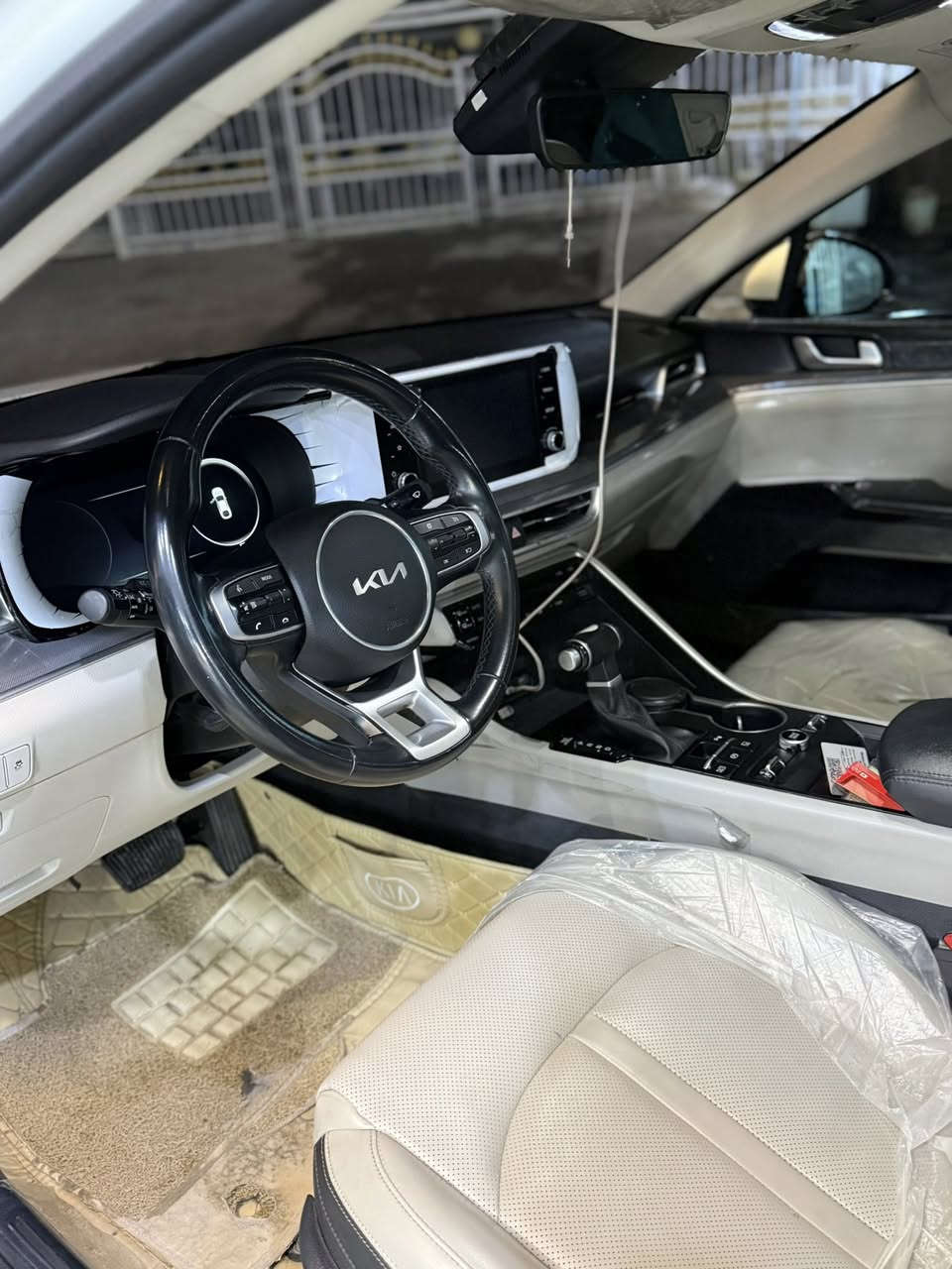 كي فايف ( K5) موديل 2023 5vip كامرات 
. خليجي وكالة NIM 
• محرك : 2500 "
.ماشية : كيلو57

المواصفات:
• بصمة + بصمة ابواب
٠ سايد بريك دكمة 
• بنوراما
. تشغيل عن بعد 
• 5 انظمة قياده
• تبريد شاشة لمس
• كراسي كهرباء
• تبريد قطعتين
• حساسات اماميه وخلفيه
‏• LED امامي وخلفي
• اشاير بلمري والمري شفط
• شاشة + كاميره + كاربلي
. مقاعد جلد 
مقاعد تدفئه تبريد
. اوتو هولد
• فول تحكم ستيرن
. سنوية جديدة 
. كير ومحرك مكفول 
•بيها فقط حافة البنيد تعديل بارد بدون صبغ 
مكان السيارة : نجف

التواصل :***********
