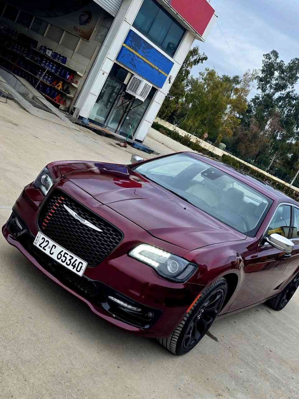 كرايسلر اوباما  
رقم اربيل 
موديل 2018C فول مواصفات 
محرك السياره 3600cc
مواصفات السياره 
رادار امامي رادار  خلفي 
حساس جانبي 
مري تعتيم 
بصمه تشغيل عن بعد 
كشنات تدفئه وتبريد 
تحديد مسار 
شاشه جبيره 
نقطه عمياء 
بانوراما
ستيرن هيتر 
وبعد بيها هواي مواصفات اعلى مواصفات تجي بالاوباما 
السياره حادثها موضح بالصوره بيها البنيد شويه صبغ  والجاملغ مبدل نفس اللون 
السعر 250 وبيها شويه مجال 
رقم *********** 
يوجد واتساب
