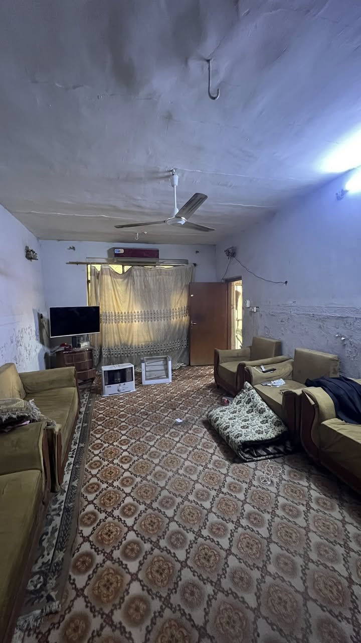 البيت للبيع 
المساحة 210 طابو صرف 
الموقع ع الجدول مجاور السوك مقابل بيت حجي خريبط 
يتكون من  غرفة و صاله ومطبخ واستقبال وطاردة وحديقة 
والطابق الثاني غرفه مع بيتونه كبيرة 
للاستفسار : ***********
