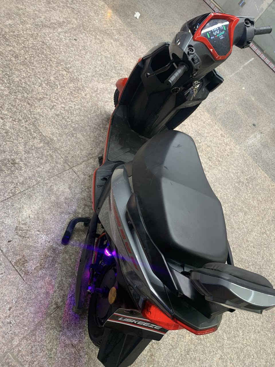 السلام عليكم دراجه سكنس لد الدراجه نضيفه كلش كلش مابيه اي شخط ولا نقص وشحنه يخبل وشاحنته الاصليه موجوده رايده ب 600 مكاني حي الجهاد  ‭0770 732 9733‬
