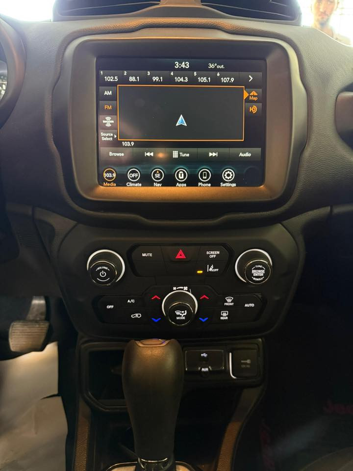 سلام عليكم
السيارة : جيب رينيجيد

 الموديل : 2021

اللون : اسود 

اللوحة : اربيل 

السعر : 140 $ورقة

حادث السيارة : چاملغ ايمن 

بدون دواخل  

_____________________

الــمــواصــفـــات  فول عدا الفتحة:-

{1} بصمة تشغيل + ابواب

{2} شاشة كبيرة  

{4} انضمة قيادة : اوتو

{6} كامرة خلفية دوارة مع الستيرن 

{7} لد نهاري 

{8} ويل كروم 

{9} سايد بريك بصمة 

{10} مانع انزلاق 

{11} فول تحكم ستيرن 

{12} جام اوتو يصعد دكمة وحدة وينزل كذلك

{13} منافذ USB

كشنات جلد 

كشنات تدفية

سترين تدفية

فورويل 

للإستفسار الإتصال 📞

***********
