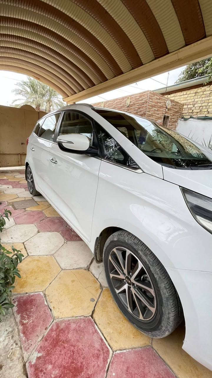 سيارة كية كارينز
موديل ١٤ 
٧ راكب 
مكفولة كفالة عامة رقم اربيل 
سيارة جديدة تخم تاير ٤ جديد 
حدادية بالباكيت محرك ما مفتوح 
السيارة نص فول تحكم ستيرن اشاير مري تبريد قطعتين 
السعر  ١٤٢ مراوس او بيع 
مكان السيارة بالديوانية 
***********
غير متواجد على الفيس
