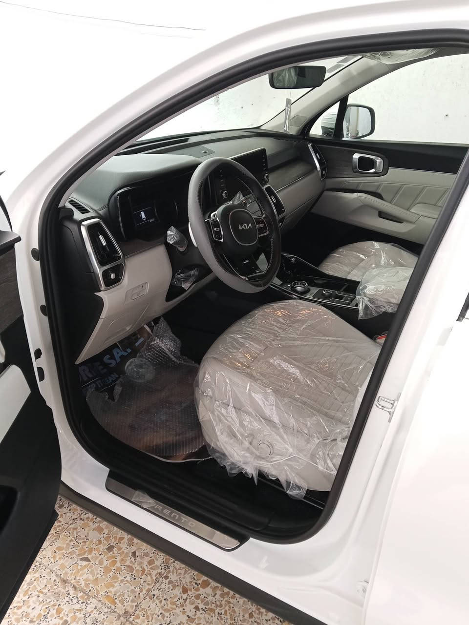 سورنتو خليجي 2023 رقم واسط سياره كفاله عامه و جديده ماشية64
السعر 288 

 ***********
