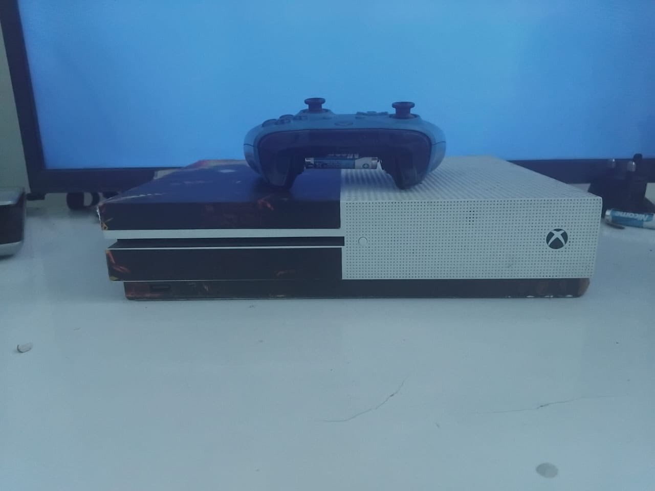 السلام عليكم اكس بوكس سيرس للبيع او مراوس ببلي 4.   بي خمس العاب ويده اصليه الجهاز نظيف كلشش المكان ابو الخصيب  هاتف *********** وسعره 225
