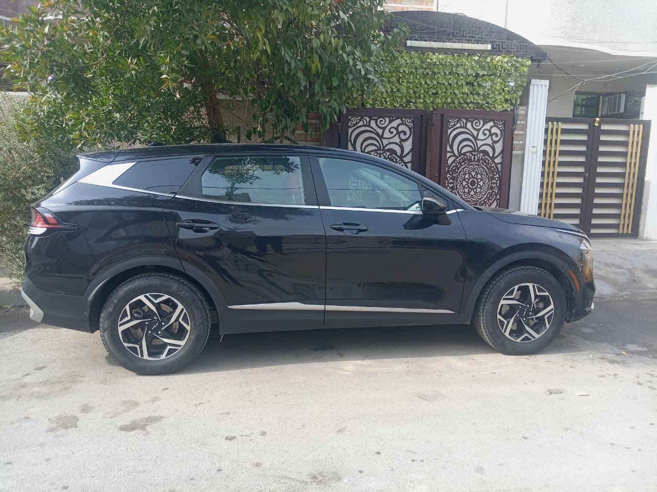 سلام عليكم 
كيه سبورتج 2023 
حادثها بنيد فقط 
مكينه 2500 جيتي اي 
 كير ومكينه مكفولات 
فول عده البصمه ولفتحه 
ماشيه 48
لايت زنون ابلادي 
رادار امامي 
ورادار خلفي 
كامره دوراه 
سايد بريك دكمه 
تحكم ستيرن جهتين 
مانع انزلاغ 
3 انظمه قياده 
داخل احمر 
سياره ترايها كلش حلو  
السعر 190 وقابله للتفاوض
مكاني الشعب الثعالبه 
للاستفسار ‭0772 428 6138‬
