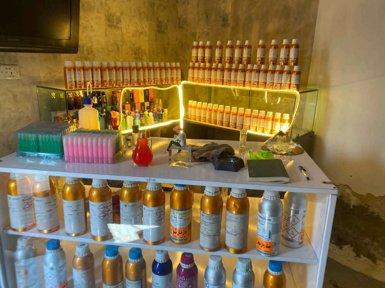 عطور مع جامخانات ٣ بسعر مناسب لمشروع صغير للتواصل ***********
