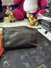 مقص حلاقة  (Straight Scissors): هذا المقص الأساسي، حاد ومصمم حتى يكص ا...