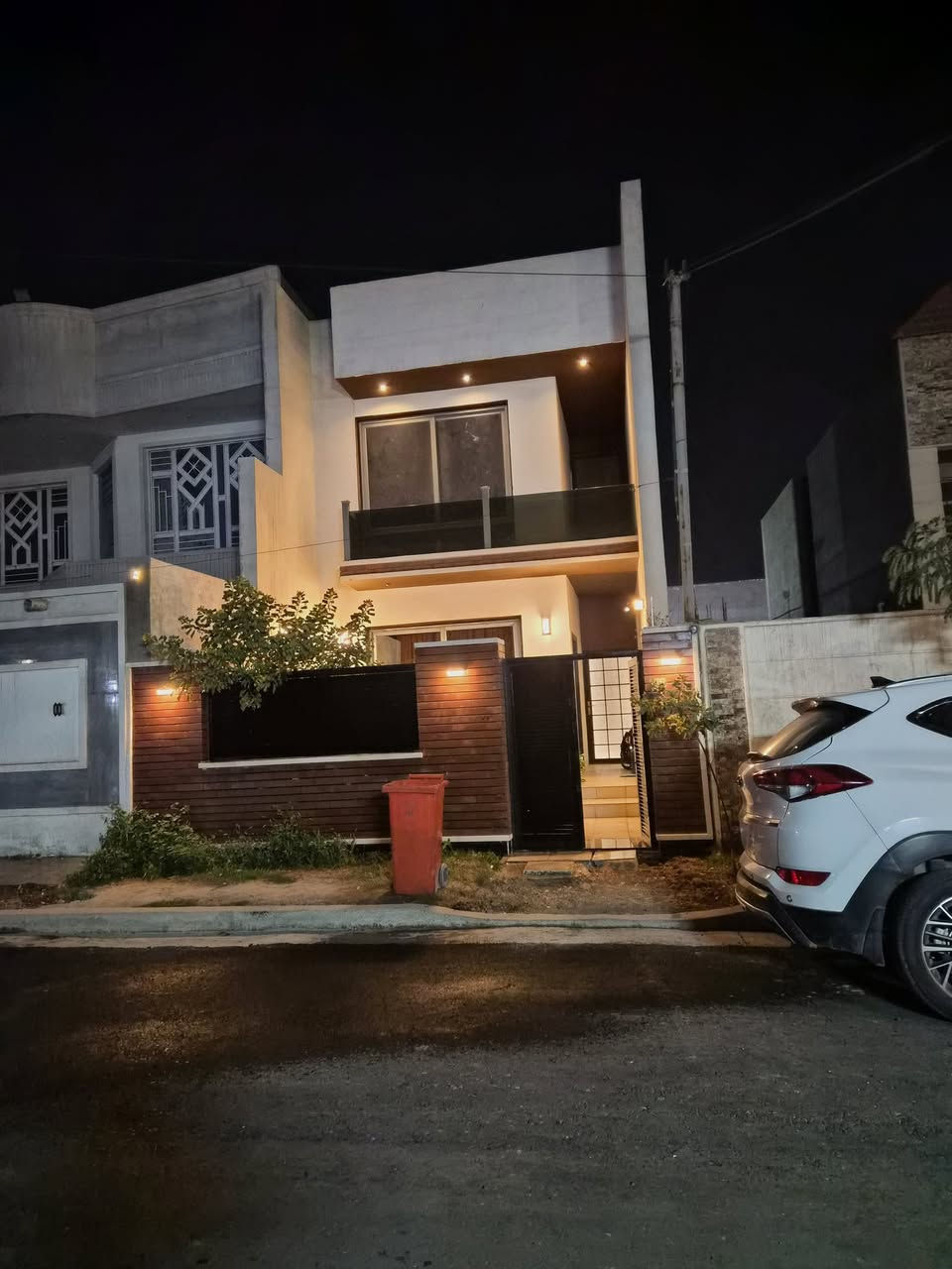 السلام عليكم ورحمة الله وبركاته

📢 دار مميز للبيع - طابقين بتصميم حديث 🏠

الموقع: مقابل جامعة الفراهيدي 📍

نوع العقار: طابو زراعي (ملك صرف).

📐 المساحات والأبعاد:

 المساحة الكلية: 160 متر مربع.

 الواجهة: 7 أمتار (إلا كم سانتيم)

 التصميم الداخلي وتقسيم الطوابق:

 الطابق الأرضي (نظام معزول ومريح):

 الاستقبال (الديوانية): منفصلة تماماً عن مدخل البيت وبمساحة واسعة (6x5)

 صالة المعيشة: بنظام ستوديو أميركي حديث، يجمع (المطبخ، المنور، ومدخل البيت) بإطلالة مميزة.

 غرفة نوم: بمساحة مريحة (6x4)

👇 الطابق الأول (جناح خاص للنوم والراحة):

 سويت رئيسي (Master Bedroom): يحتوي على بلكون خاص، حمام متكامل، وغرفة مخصصة لتبديل الملابس.

 غرفة نوم ثانية: بمساحة (6x4).

 غرفة أطفال: بمساحة (3.5x4)

 المرفقات: مجاميع صحية إضافية.

💰 السعر والمفاوضة:
 السعر: 450 مليون دينار عراقي
 (ويوجد مجال بسيط للشراي الجاد).

📞 للاستفسار والتواصل أو لمعاينة العقار على أرض الواقع:
 الشركة المسوقة: 
[شركة خير النهرين للمقاولات والاستثمارات العقارية]

 رقم الهاتف: [***********-***********]
 رقم الواتساب: [***********]
