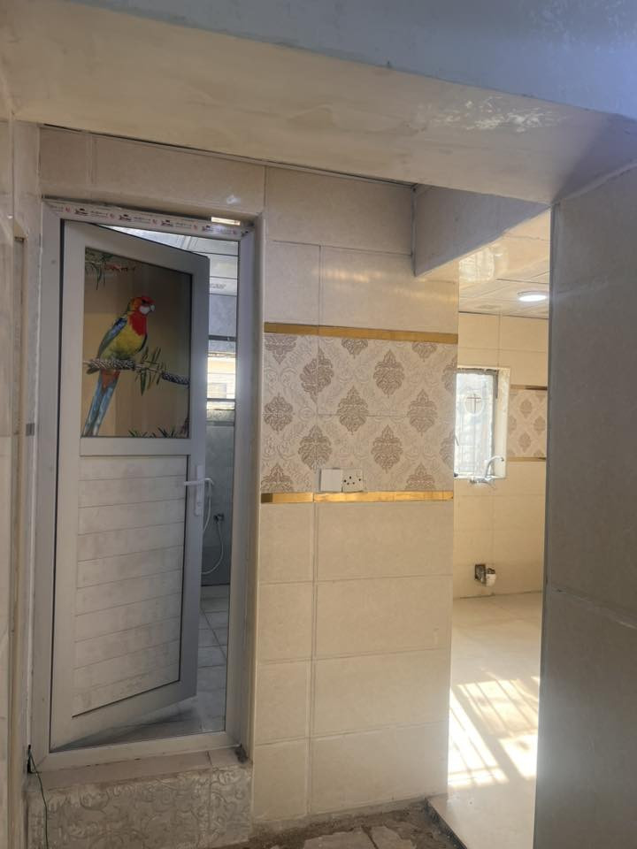 السلام عليكم ، بيت طابق ثاني للايجار حي الاعلام محلة 831 مقايل الالعاب الجديدة وملعب كرة القدم موقع ممتاز غرفتين وصالة ومطبخ منعزل وحمام ومرافق منعزل يحتوي ع بالكون عدد 2 البيت ركن البيت وجبير مرمم جديد المطبخ الحمام سيراميك وسقف ثانوي ويحتوي ع سطح كبير ونظيف مطلوب عائلة صغيرة ..الايجار 550 الف للاستفسار اكثر على رقم 
***********
علما بدون دلالية من صاحب البيت مباشر
